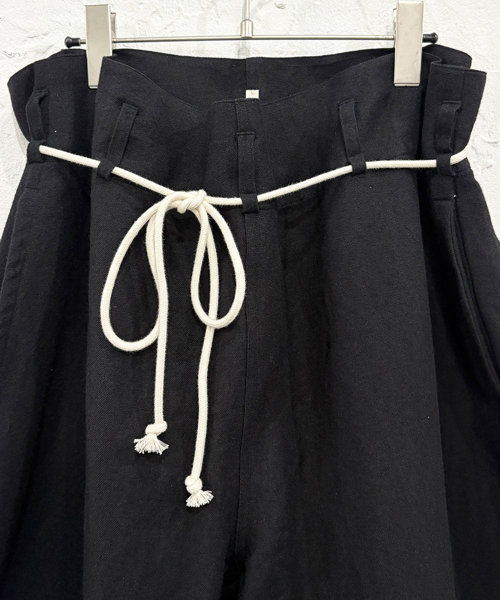 SONO - TUCKER TROUSERS BLACK | DB&BAR OFFICIAL ONLINE STORE | ソノ タッカー トラウザーズ ブラック オンライン ストア ページ 商品画像