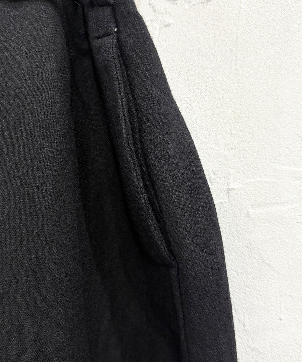 SONO - TUCKER TROUSERS BLACK | DB&BAR OFFICIAL ONLINE STORE | ソノ タッカー トラウザーズ ブラック オンライン ストア ページ 商品画像