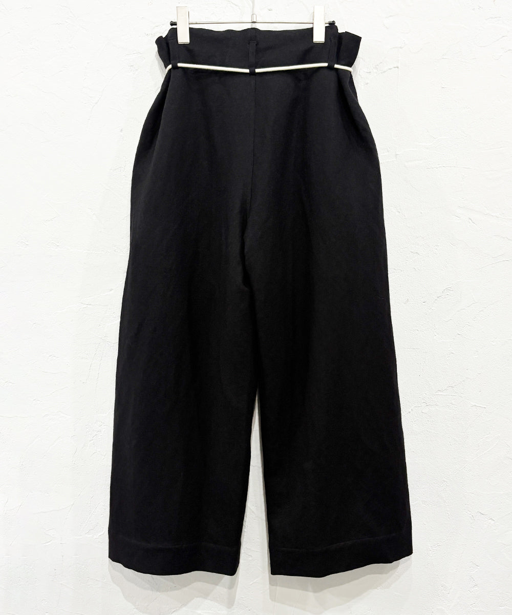 SONO - TUCKER TROUSERS BLACK | DB&BAR OFFICIAL ONLINE STORE | ソノ タッカー トラウザーズ ブラック オンライン ストア ページ 商品画像