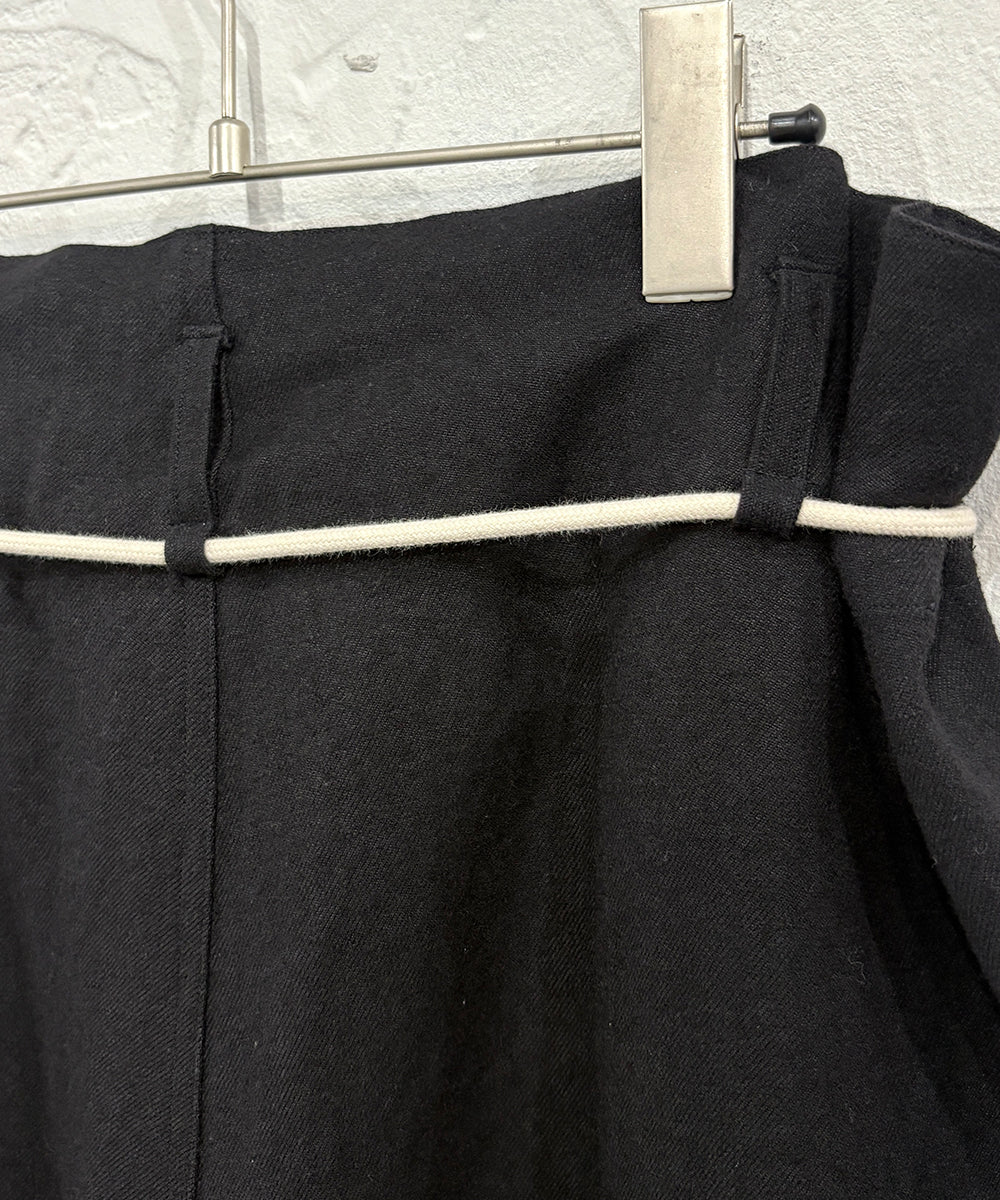 SONO - TUCKER TROUSERS BLACK | DB&BAR OFFICIAL ONLINE STORE | ソノ タッカー トラウザーズ ブラック オンライン ストア ページ 商品画像