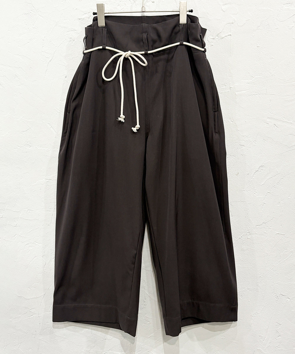 SONO - TUCKER TROUSERS SLATE | DB&BAR OFFICIAL ONLINE STORE | ソノ タッカー トラウザーズ スレート オンライン ストア ページ 商品画像