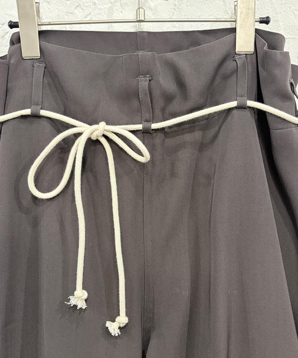 SONO - TUCKER TROUSERS SLATE | DB&BAR OFFICIAL ONLINE STORE | ソノ タッカー トラウザーズ スレート オンライン ストア ページ 商品画像