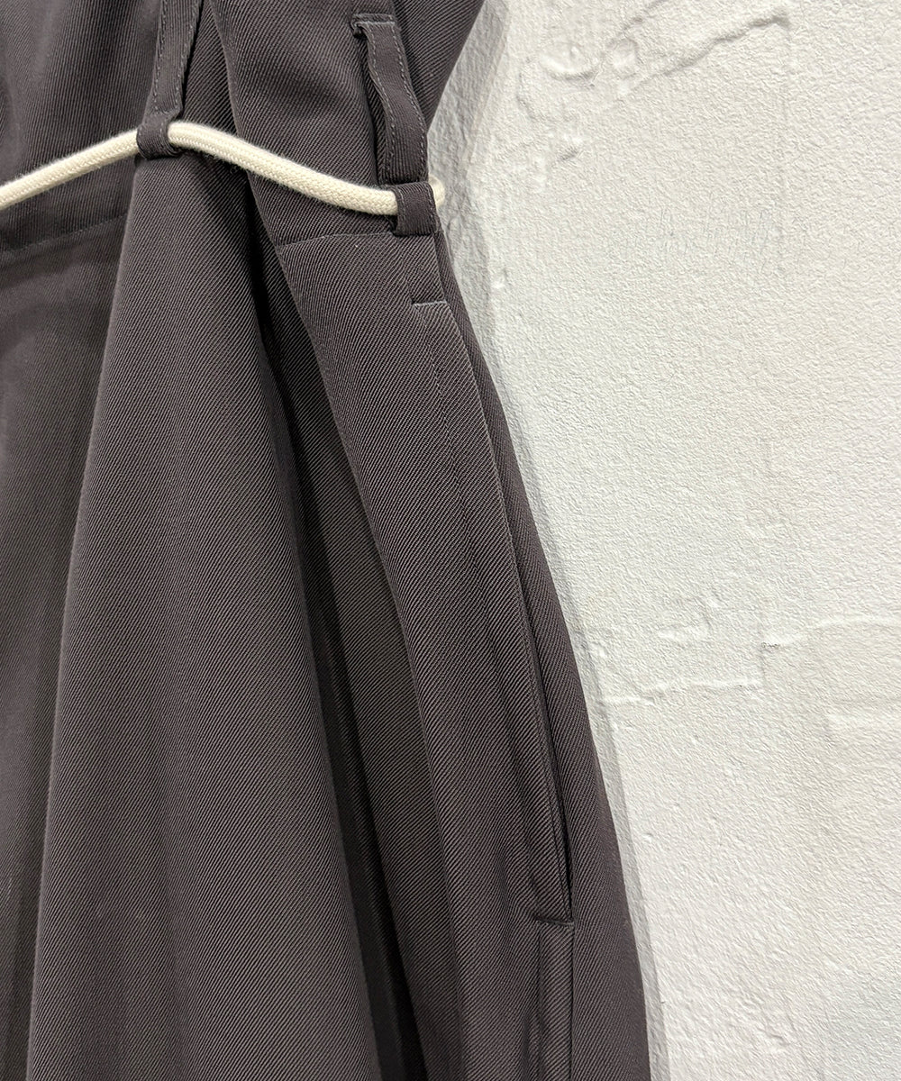 SONO - TUCKER TROUSERS SLATE | DB&BAR OFFICIAL ONLINE STORE | ソノ タッカー トラウザーズ スレート オンライン ストア ページ 商品画像