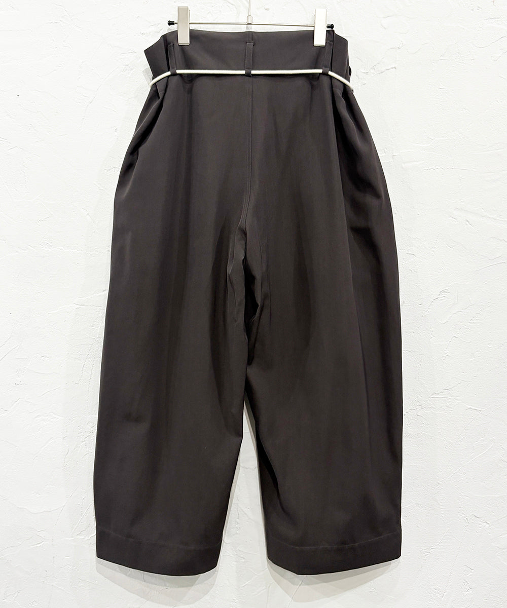 SONO - TUCKER TROUSERS SLATE | DB&BAR OFFICIAL ONLINE STORE | ソノ タッカー トラウザーズ スレート オンライン ストア ページ 商品画像