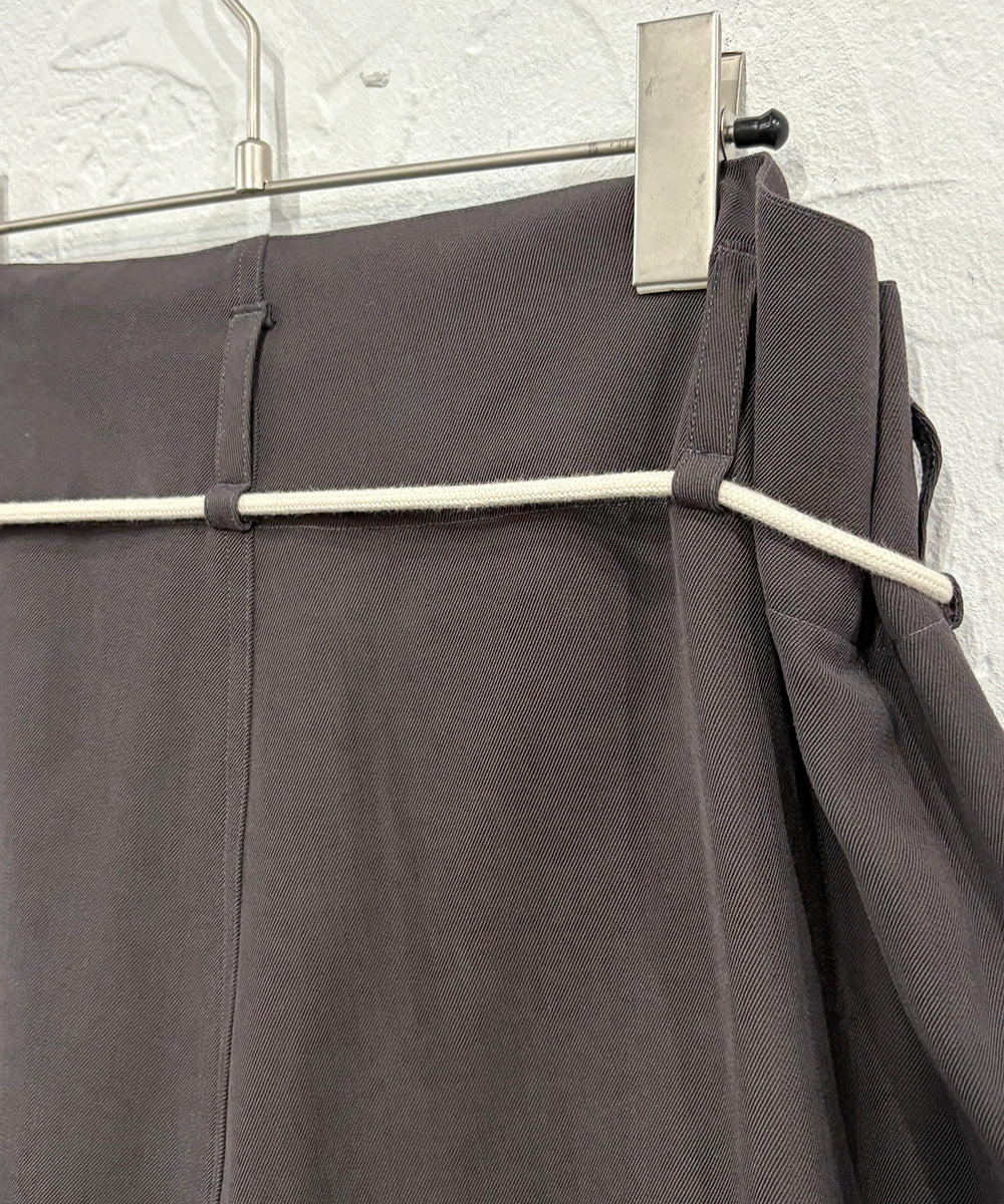 SONO - TUCKER TROUSERS SLATE | DB&BAR OFFICIAL ONLINE STORE | ソノ タッカー トラウザーズ スレート オンライン ストア ページ 商品画像