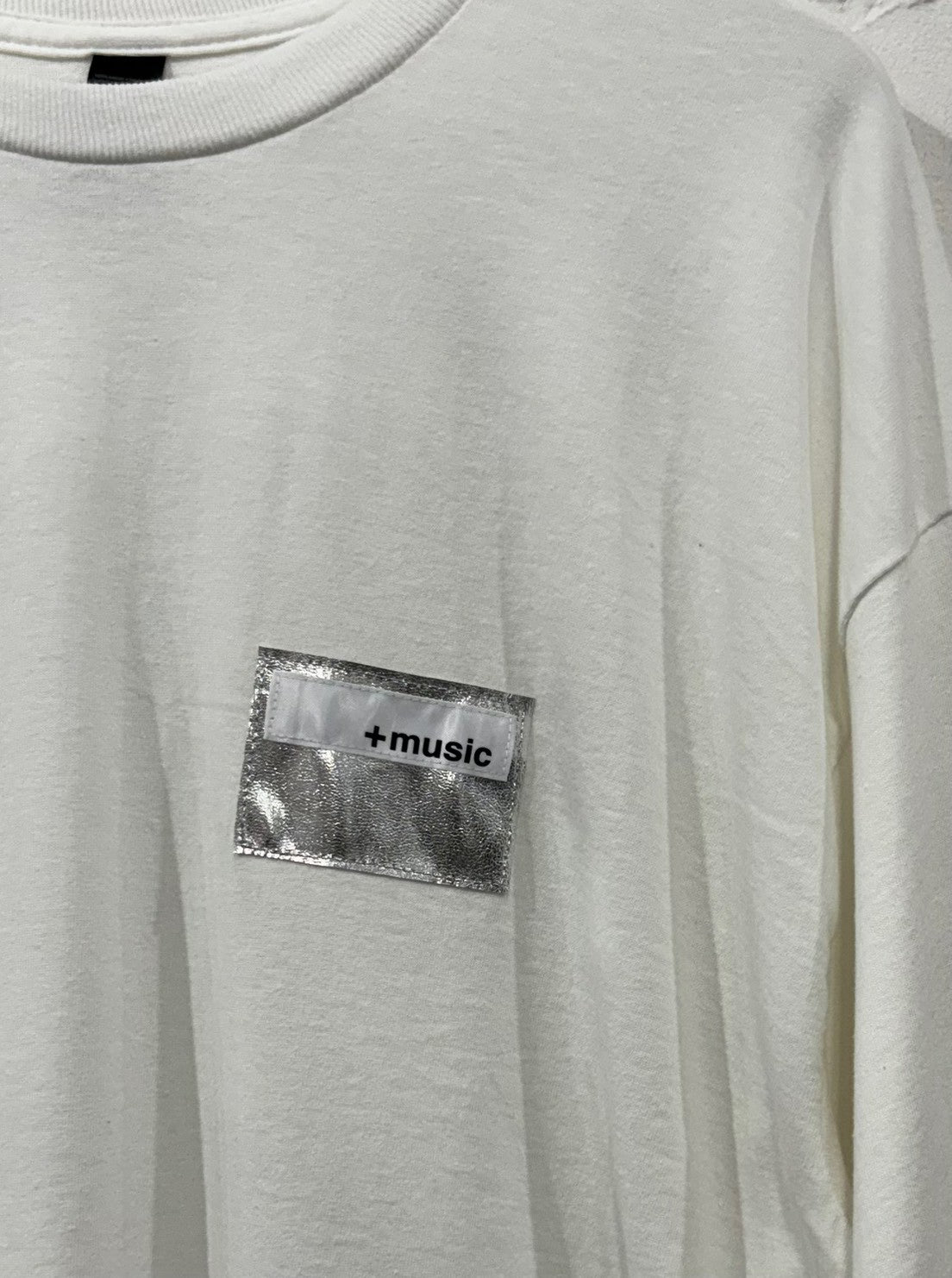 +music  Apparel “Future Nature” - Silver patch logo standard long sleeve / White T-shirt ONLINE STORE PAGE| プラスミュージック アパレル “フューチャー ネイチャー“-シルバー パッチ ロゴ スタンダード ロング スリーブ ティーシャツ / ホワイト オンライン ストア ページ 商品画像