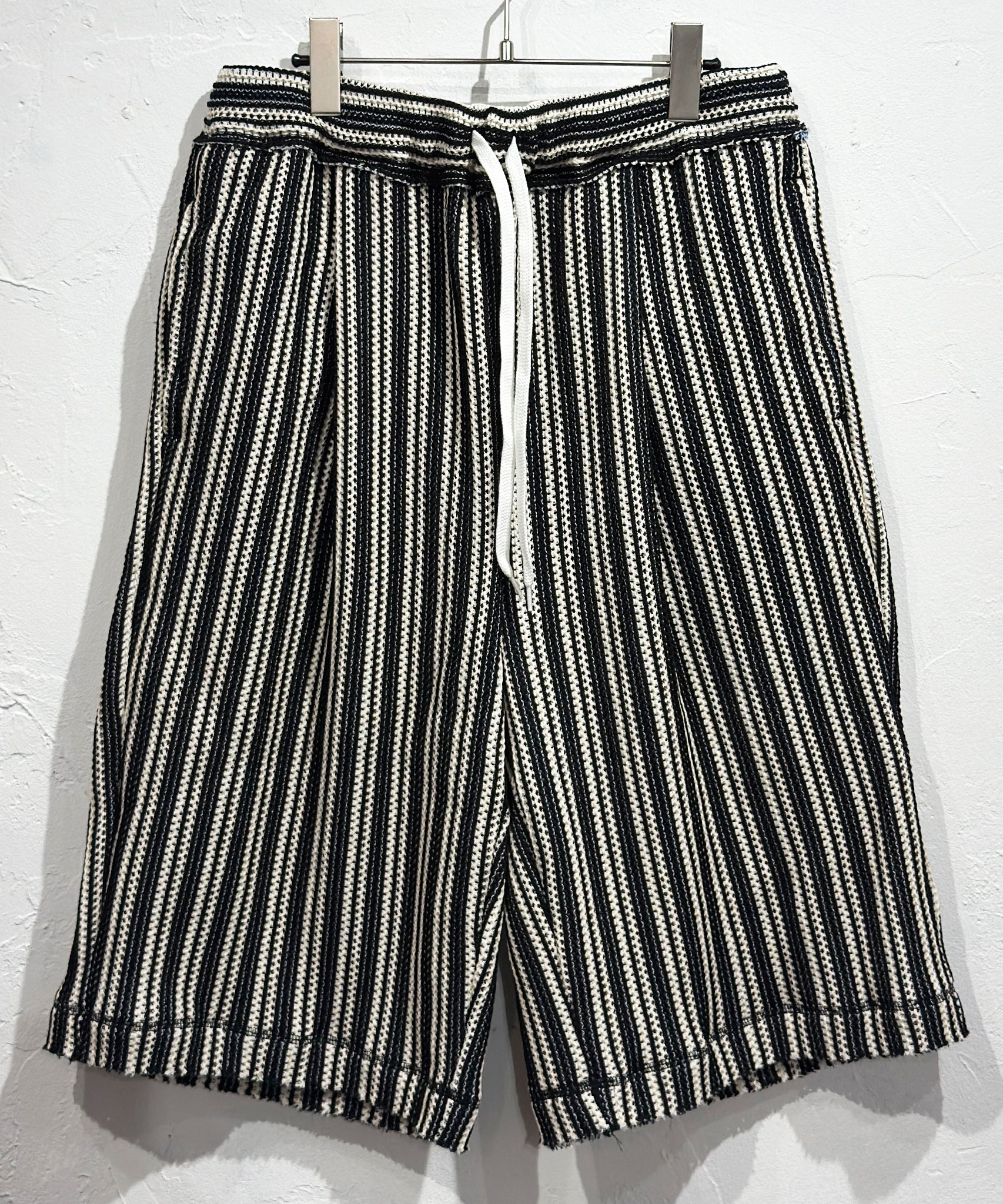 CURRENTAGE - TEXTURED STRIPE KNIT SHORTS / BLACK×NATURAL