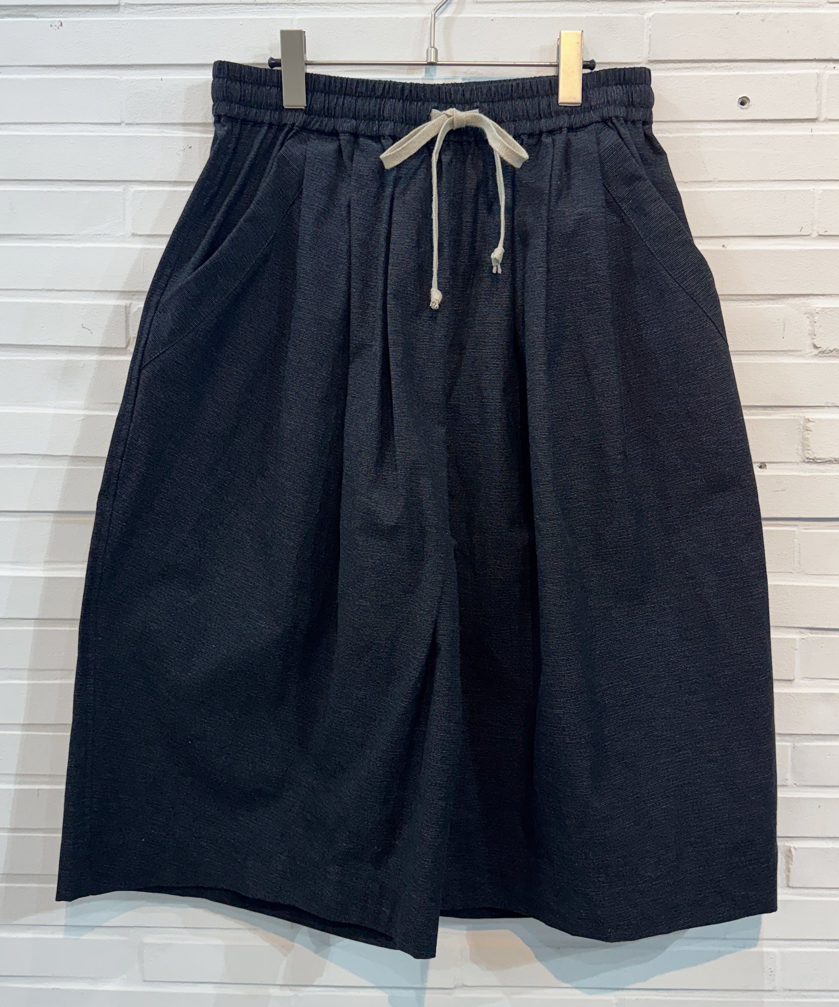 O PROJECT - WIDE FIT SHORT PANTS  ONLINE STORE PAGE | オー プロジェクト - ワイドフィット ショートパンツ オンライン ストア ページ
一回のご注文が税込10,000円以上は送料無料
中目黒セレクトショップ 商品画像