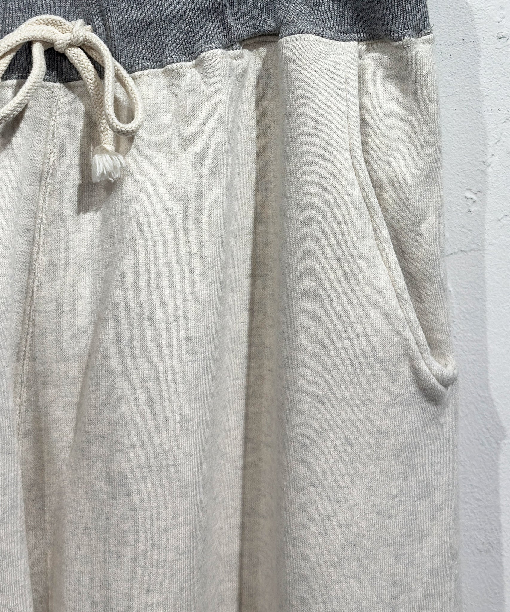 ANDER - SIDE SEAMLESS SWEAT PANTS / OATMEAL×HEATHER ONLINE STORE PAGE | アンダー - サイド シームレス スウェット パンツ オートミール オンライン ストア ページ
1回のご注文が税込10,000円以上のお買い物は送料無料
中目黒セレクトショップ 商品画像