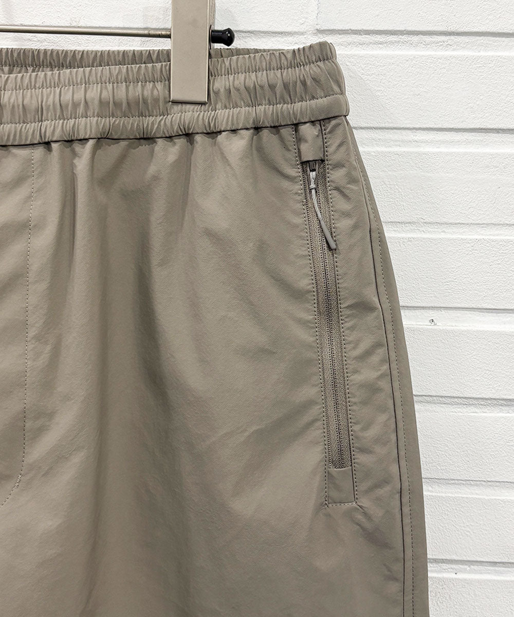 ES.1 - NYLON PANTS / IT.KHAKI ONLINE STORE PAGE | エスアイ - ナイロン パンツ / ライト カーキ オンライン ストア ページ 商品画像