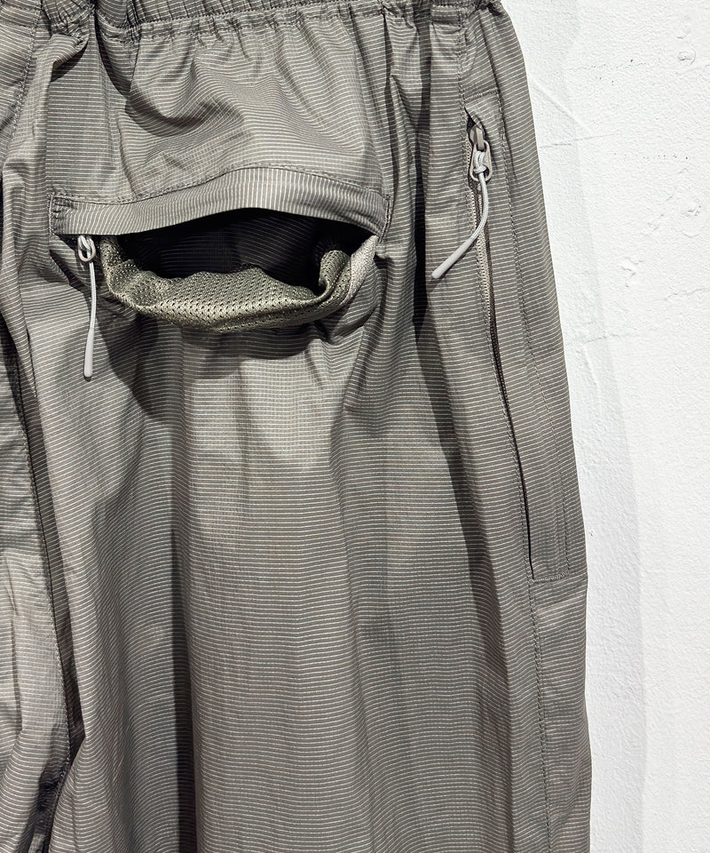 ES.1 - LIIGHT NYLON PANTS / LIGHT KHAKI ONLINE STORE PAGE | エスアイ - ライト ナイロン パンツ / ライト カーキ オンライン ストア ページ
一回のご注文が税込10,000円以上は送料無料
中目黒セレクトショップ 商品画像