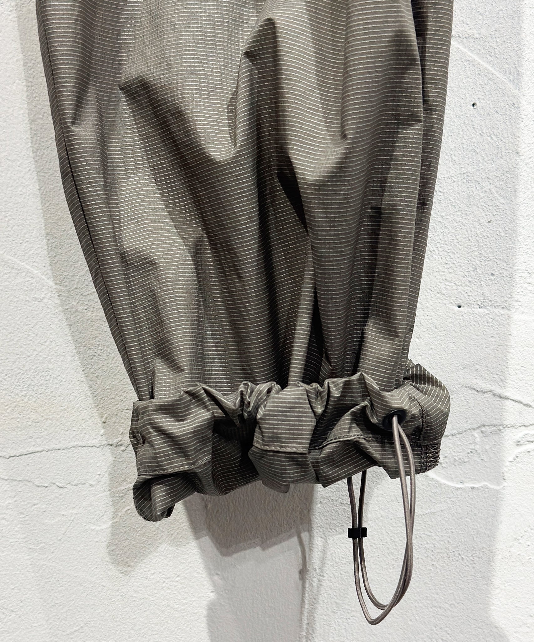 ES.1 - LIIGHT NYLON PANTS / LIGHT KHAKI ONLINE STORE PAGE | エスアイ - ライト ナイロン パンツ / ライト カーキ オンライン ストア ページ
一回のご注文が税込10,000円以上は送料無料
中目黒セレクトショップ 商品画像