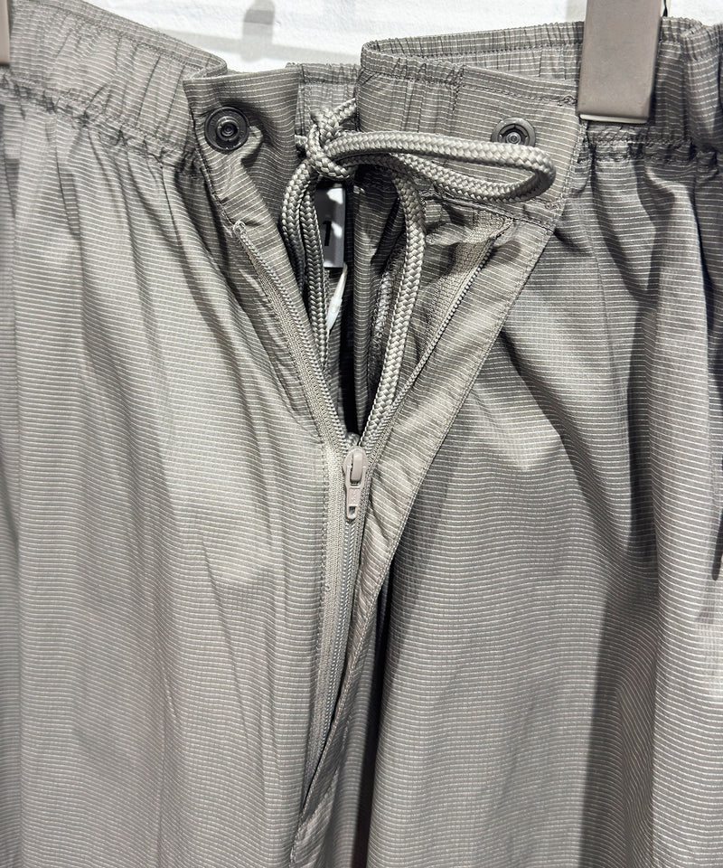 ES.1 - LIIGHT NYLON PANTS / LIGHT KHAKI ONLINE STORE PAGE | エスアイ - ライト ナイロン パンツ / ライト カーキ オンライン ストア ページ
一回のご注文が税込10,000円以上は送料無料
中目黒セレクトショップ 商品画像