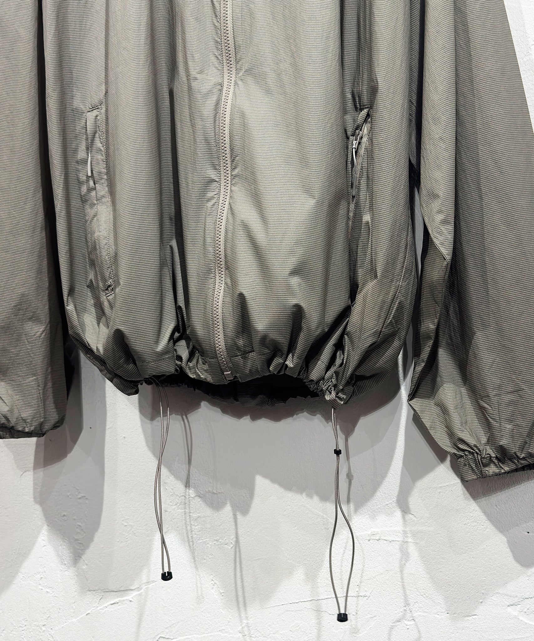 ES.1 - LIIGHT NYLON JACKET / LIGHT KHAKI ONLINE STORE PAGE | エスアイ - ライト ナイロン ジャケット / ライト カーキ オンライン ストア ページ
一回のご注文が税込10,000円以上は送料無料
中目黒セレクトショップ 商品画像