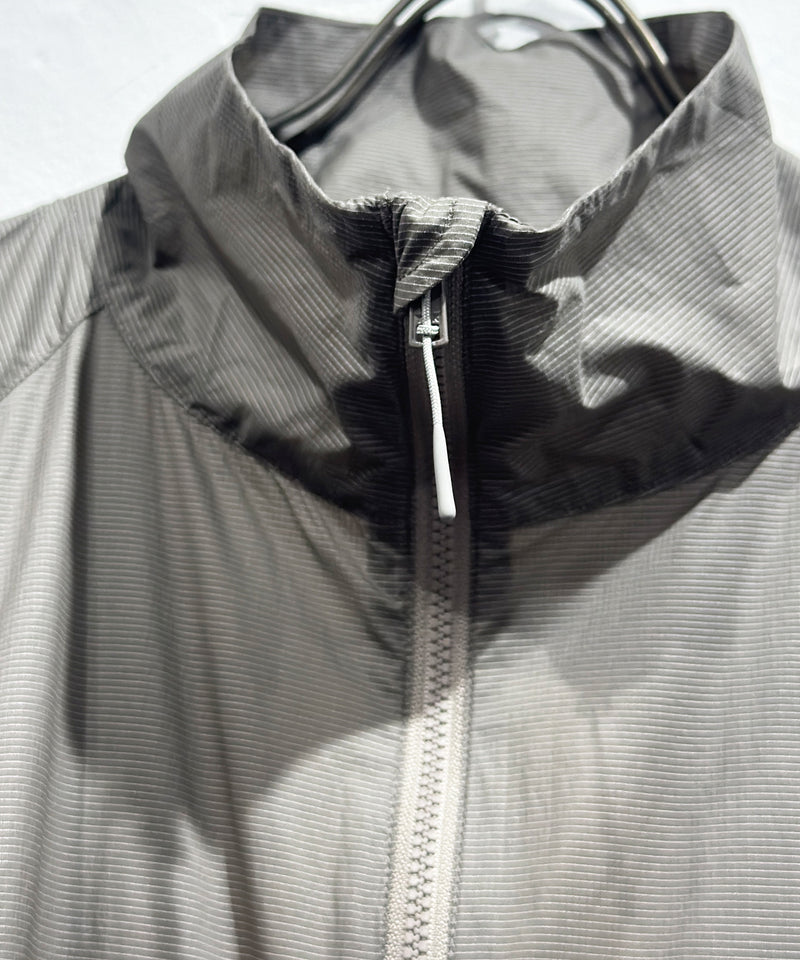 ES.1 - LIIGHT NYLON JACKET / LIGHT KHAKI ONLINE STORE PAGE | エスアイ - ライト ナイロン ジャケット / ライト カーキ オンライン ストア ページ
一回のご注文が税込10,000円以上は送料無料
中目黒セレクトショップ 商品画像