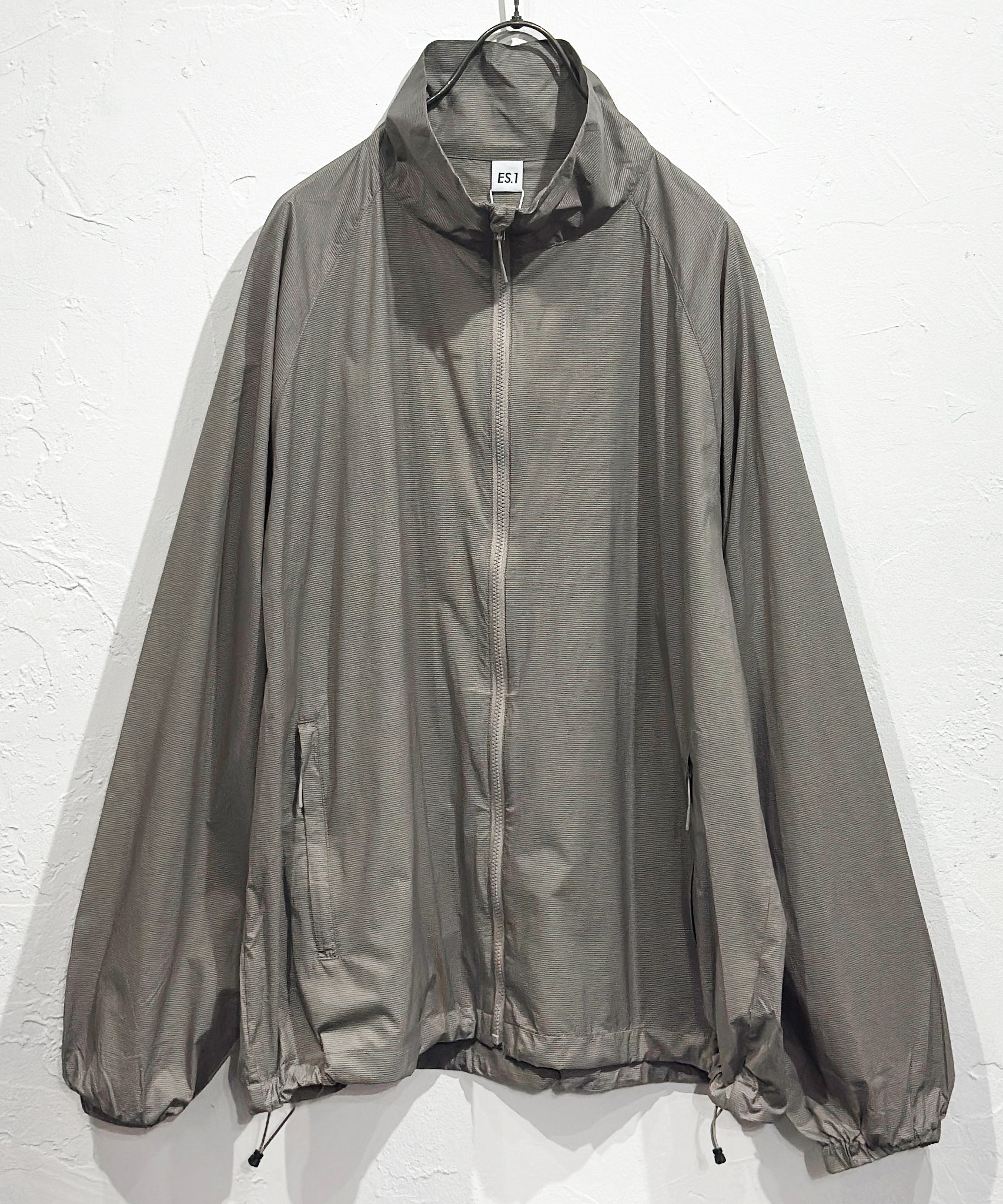 ES.1 - LIIGHT NYLON JACKET / LIGHT KHAKI ONLINE STORE PAGE | エスアイ - ライト ナイロン ジャケット / ライト カーキ オンライン ストア ページ
一回のご注文が税込10,000円以上は送料無料
中目黒セレクトショップ 商品画像