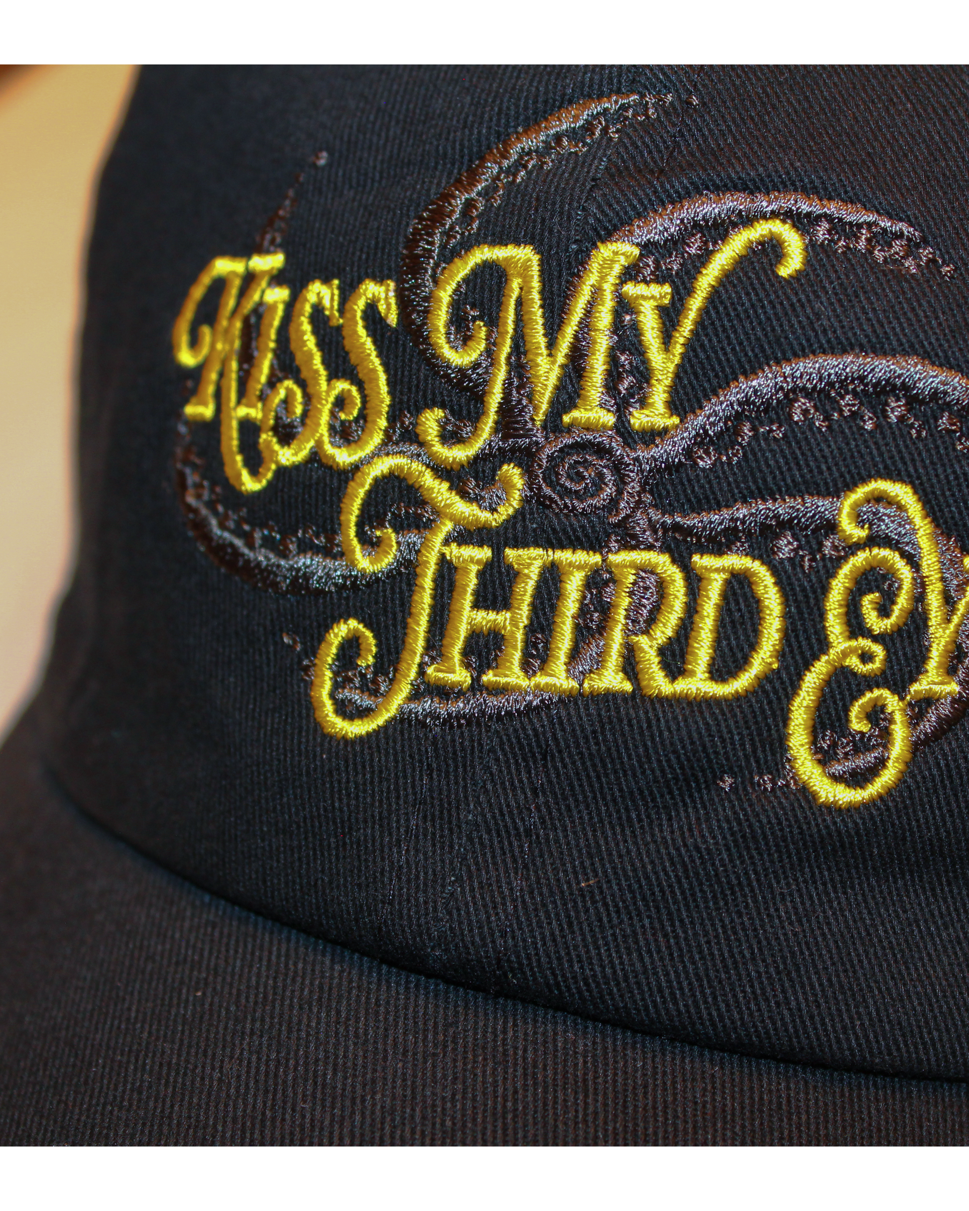MAGOODZ 魔具ッZ -Kiss My Third Eye Embroidered Cap 商品画像 - DB&BAR