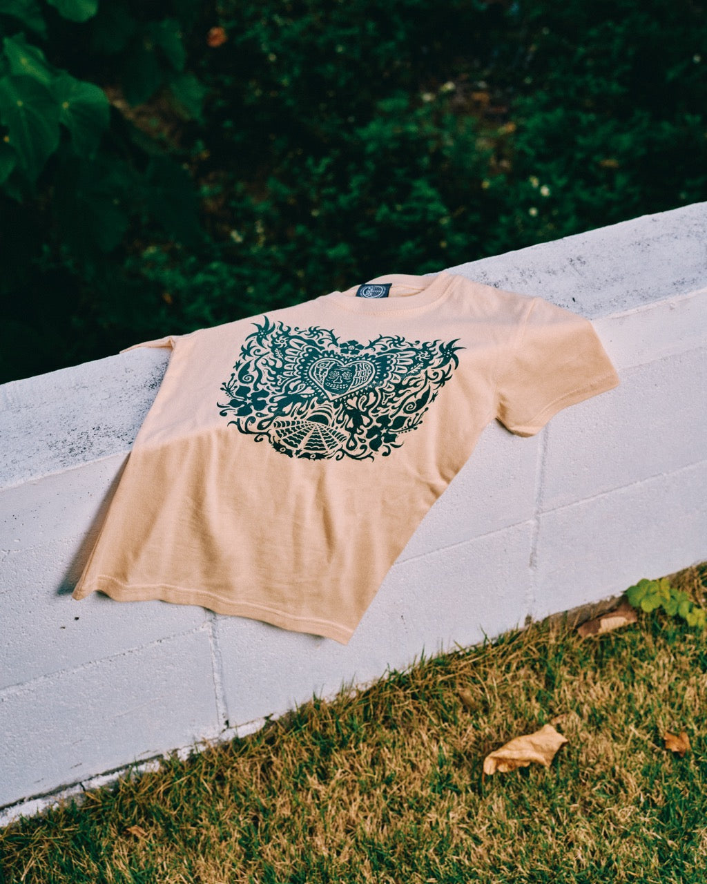 MAGOODZ 魔具ッZ -アマミチュー 【Slim fit tee-Beige】 商品画像 - DB&BAR