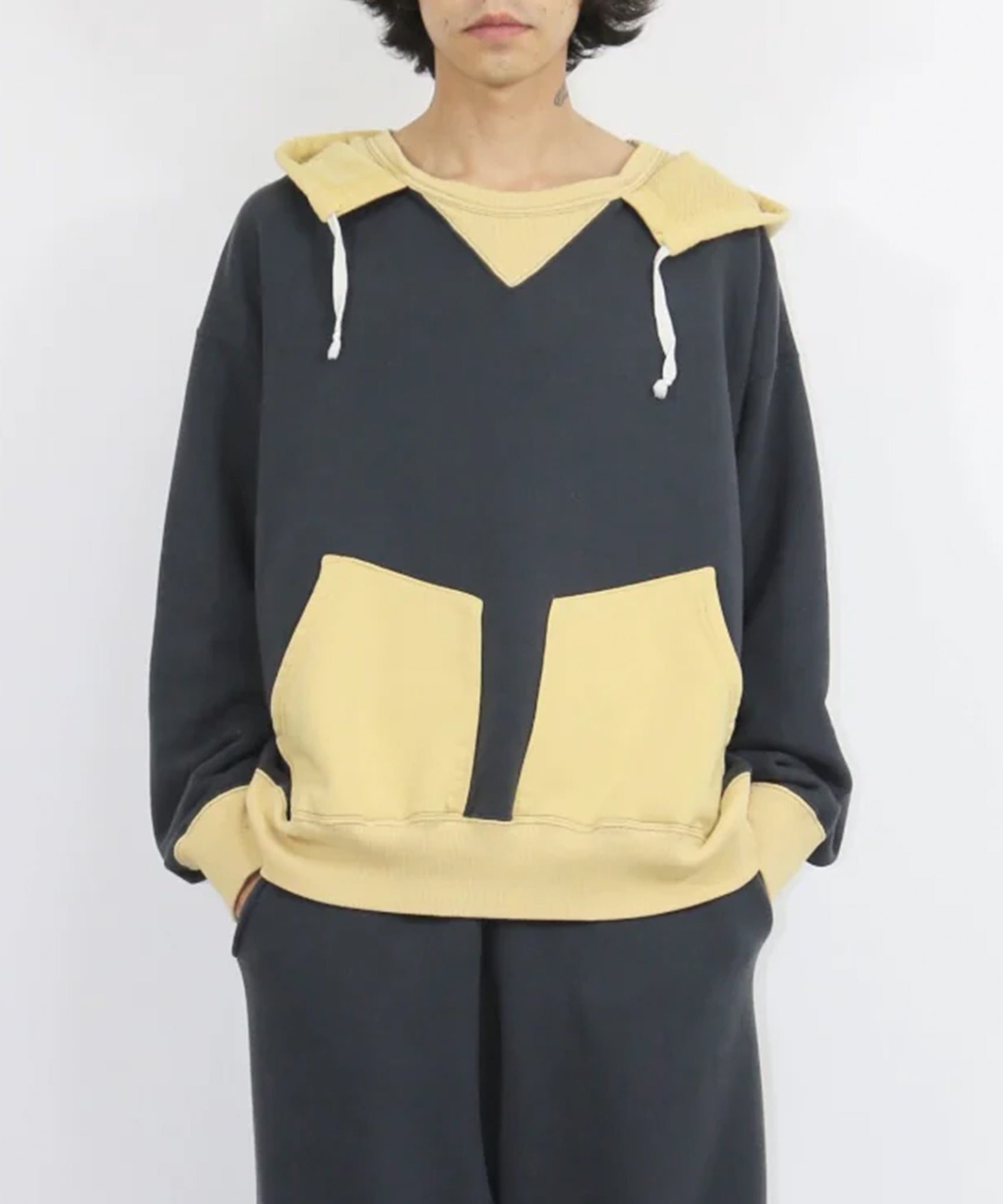 ANDER - AFTER HOODED SWEAT / OFF BLACK×AGING GOLD 商品画像 - DB&BAR