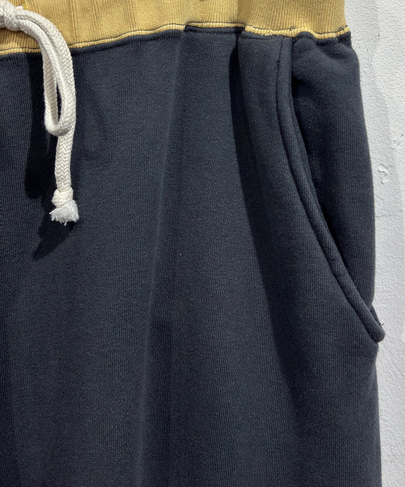 ANDER - SIDE SEAMLESS SWEAT PANTS / OFF BLACK×AGING GOLD 商品画像 - DB&BAR