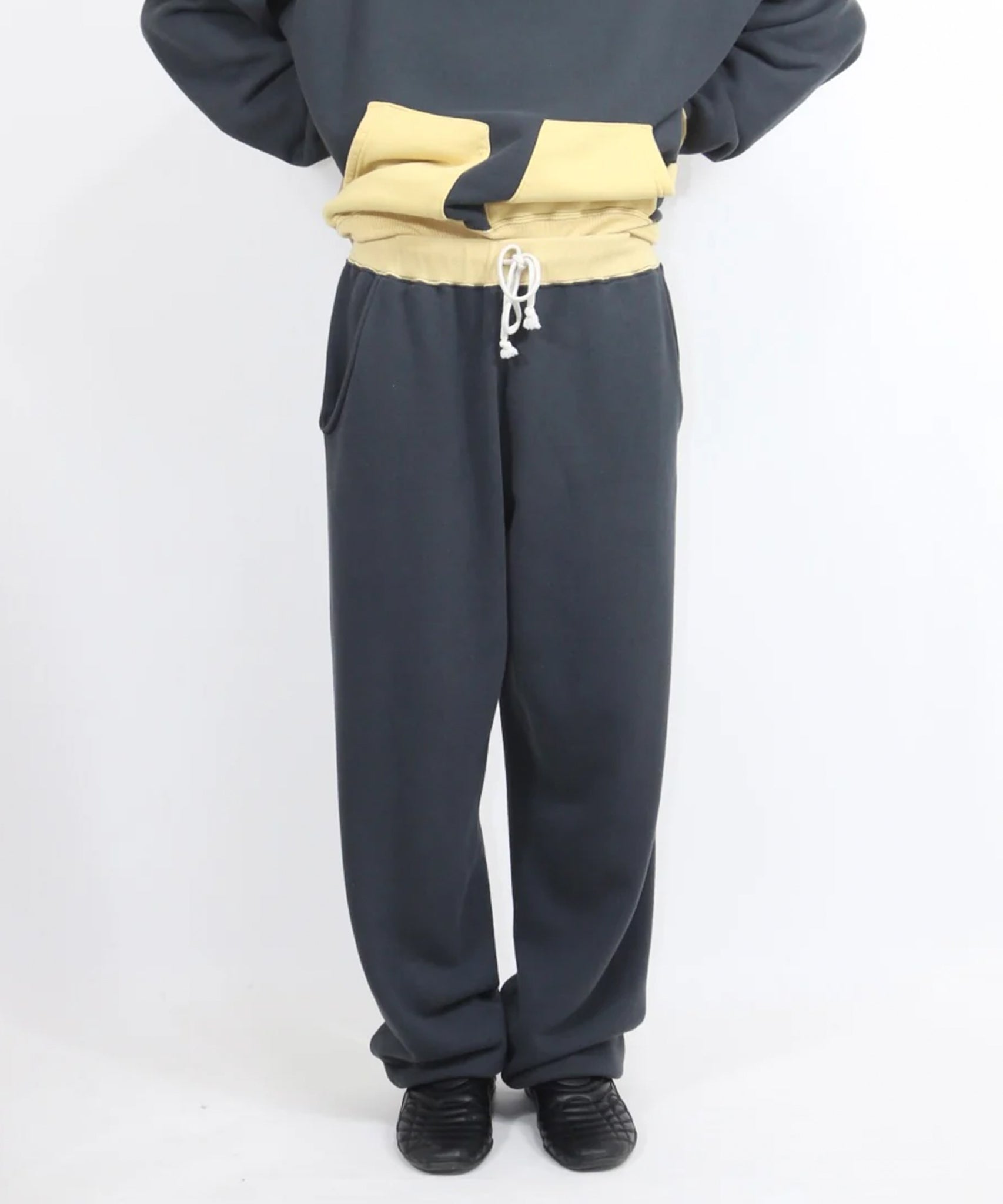 ANDER - SIDE SEAMLESS SWEAT PANTS / OFF BLACK×AGING GOLD - DB&BAR