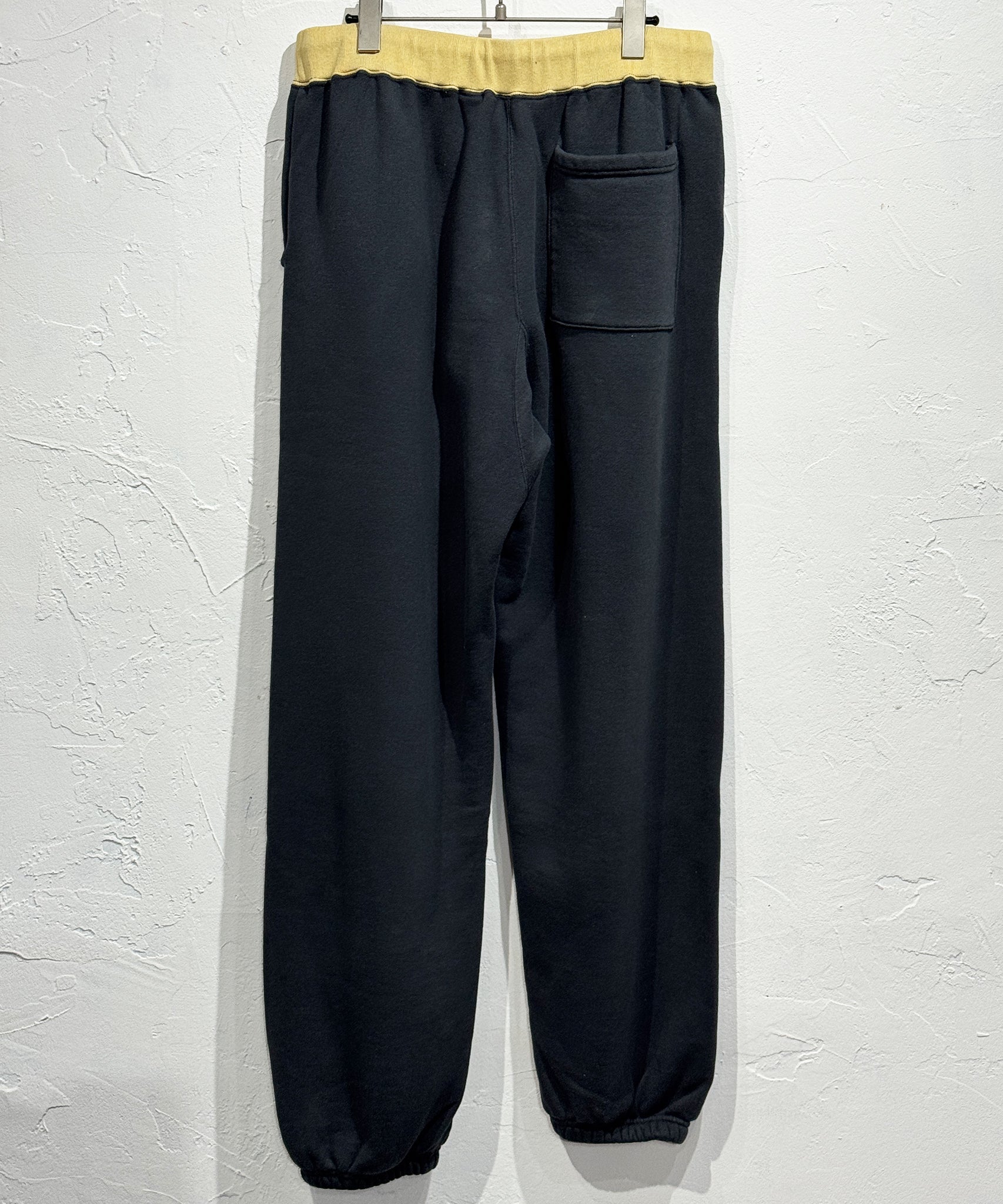 ANDER - SIDE SEAMLESS SWEAT PANTS / OFF BLACK×AGING GOLD - DB&BAR