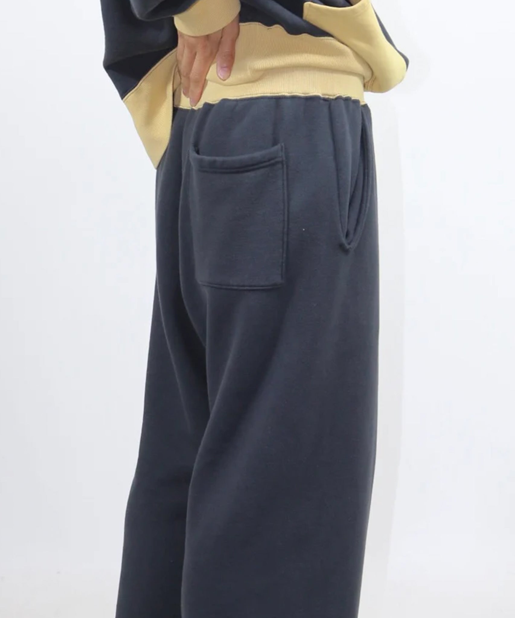 ANDER - SIDE SEAMLESS SWEAT PANTS / OFF BLACK×AGING GOLD - DB&BAR