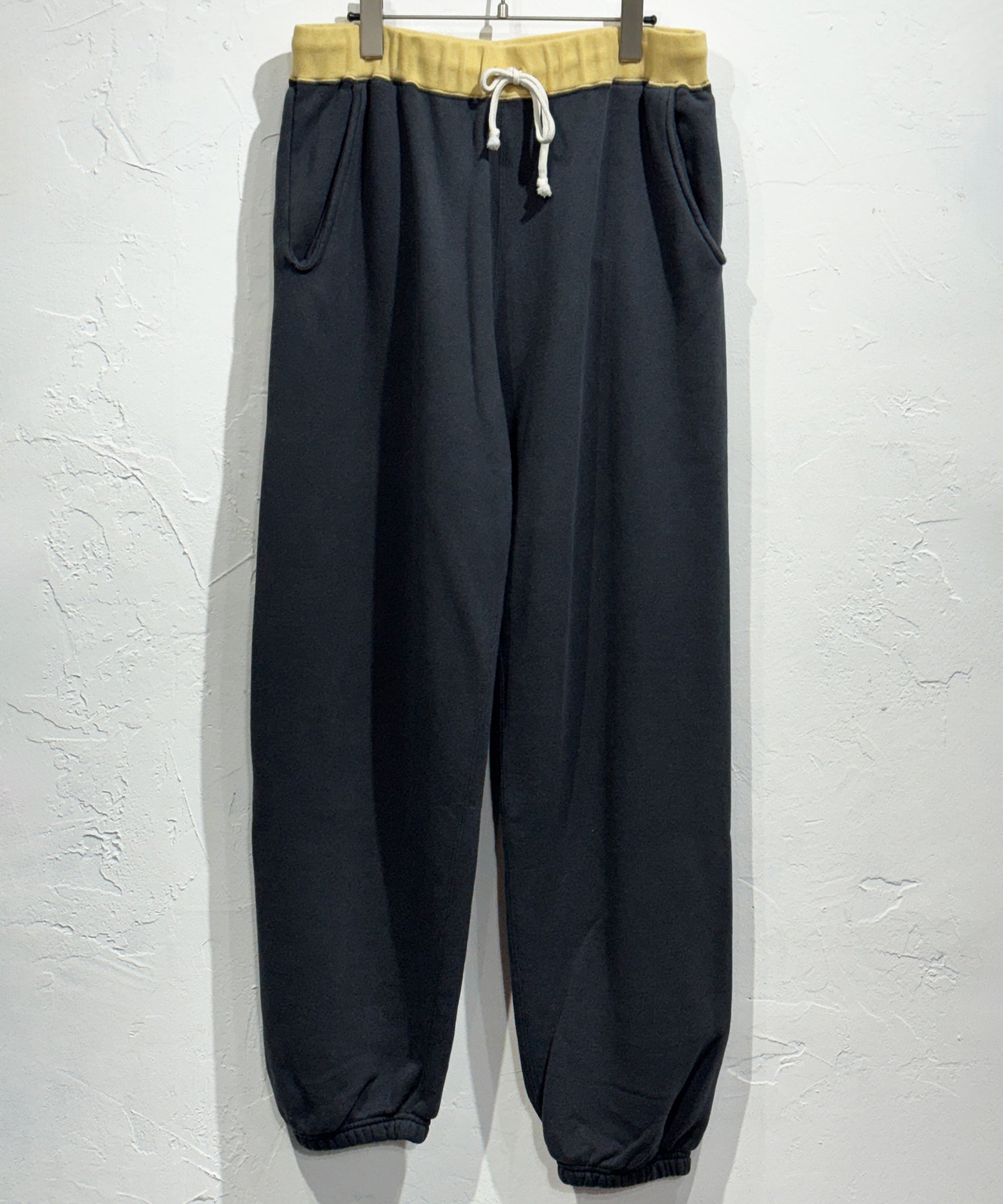 ANDER - SIDE SEAMLESS SWEAT PANTS / OFF BLACK×AGING GOLD - DB&BAR