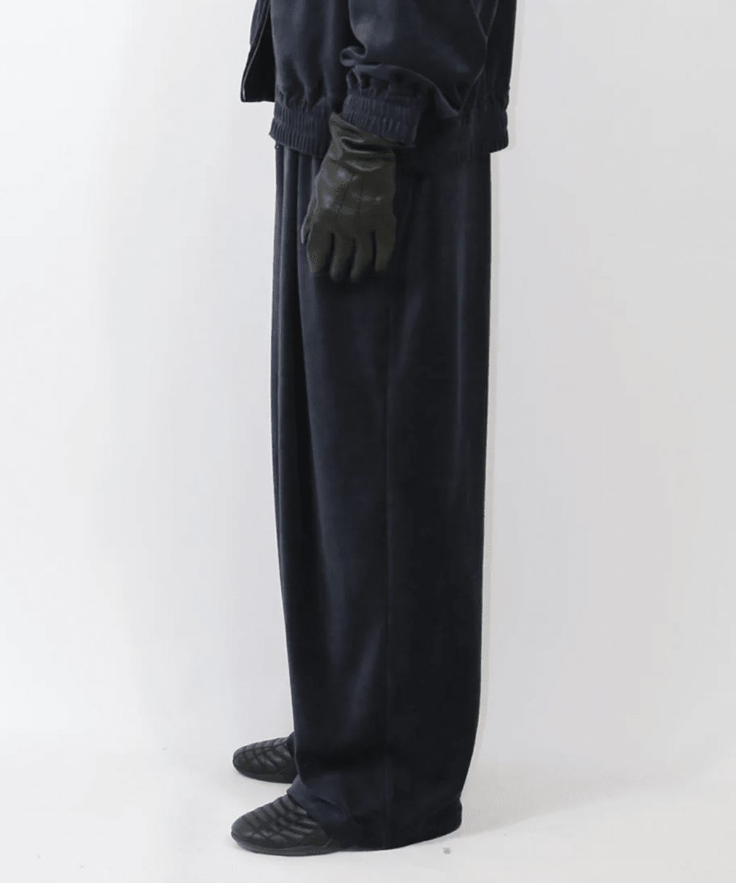 ANDER - VELOUR TUCK PANTS / STEEL NAVY 商品画像 - DB&BAR