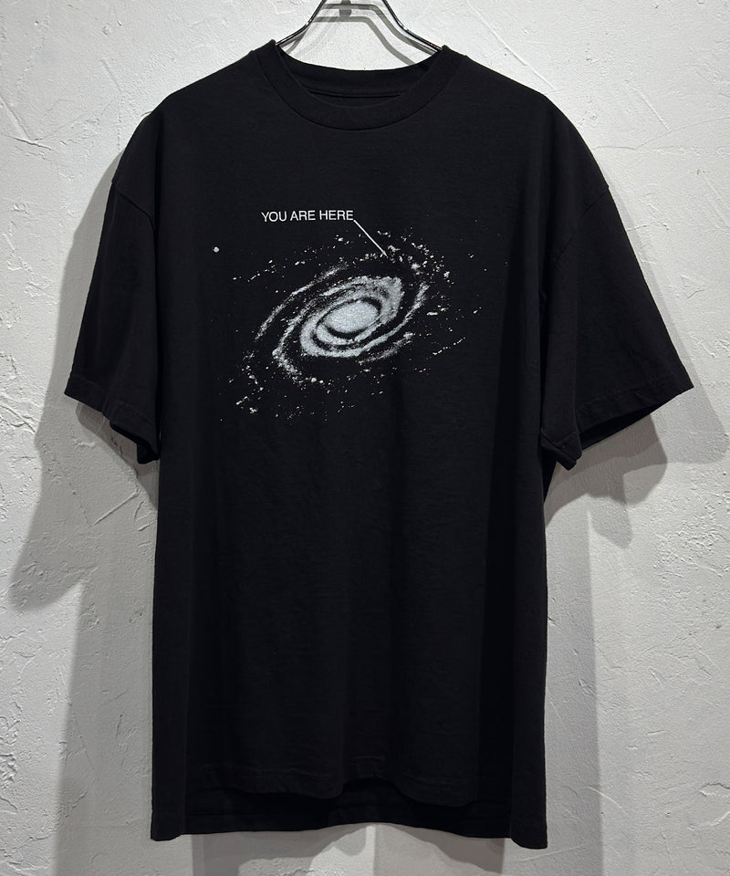 COTTON EXPRESSIONS - YOU ARE HERE T - SHIRT / BLACK - DB&BAR