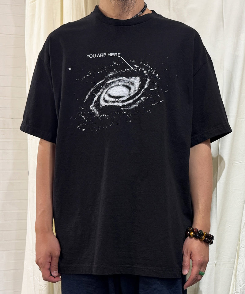 COTTON EXPRESSIONS - YOU ARE HERE T-SHIRT / BLACK 商品画像 - DB&BAR