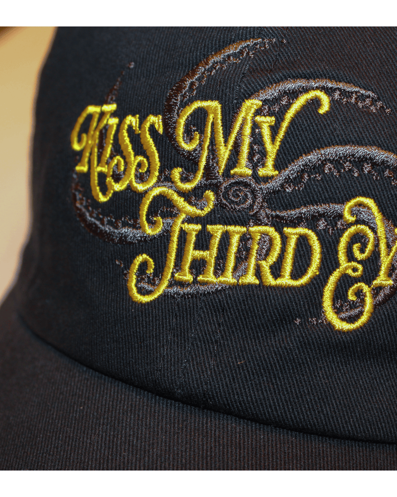 MAGOODZ 🔯 魔具ッZ - Kiss My Third Eye Embroidered Cap 商品画像 - DB&BAR