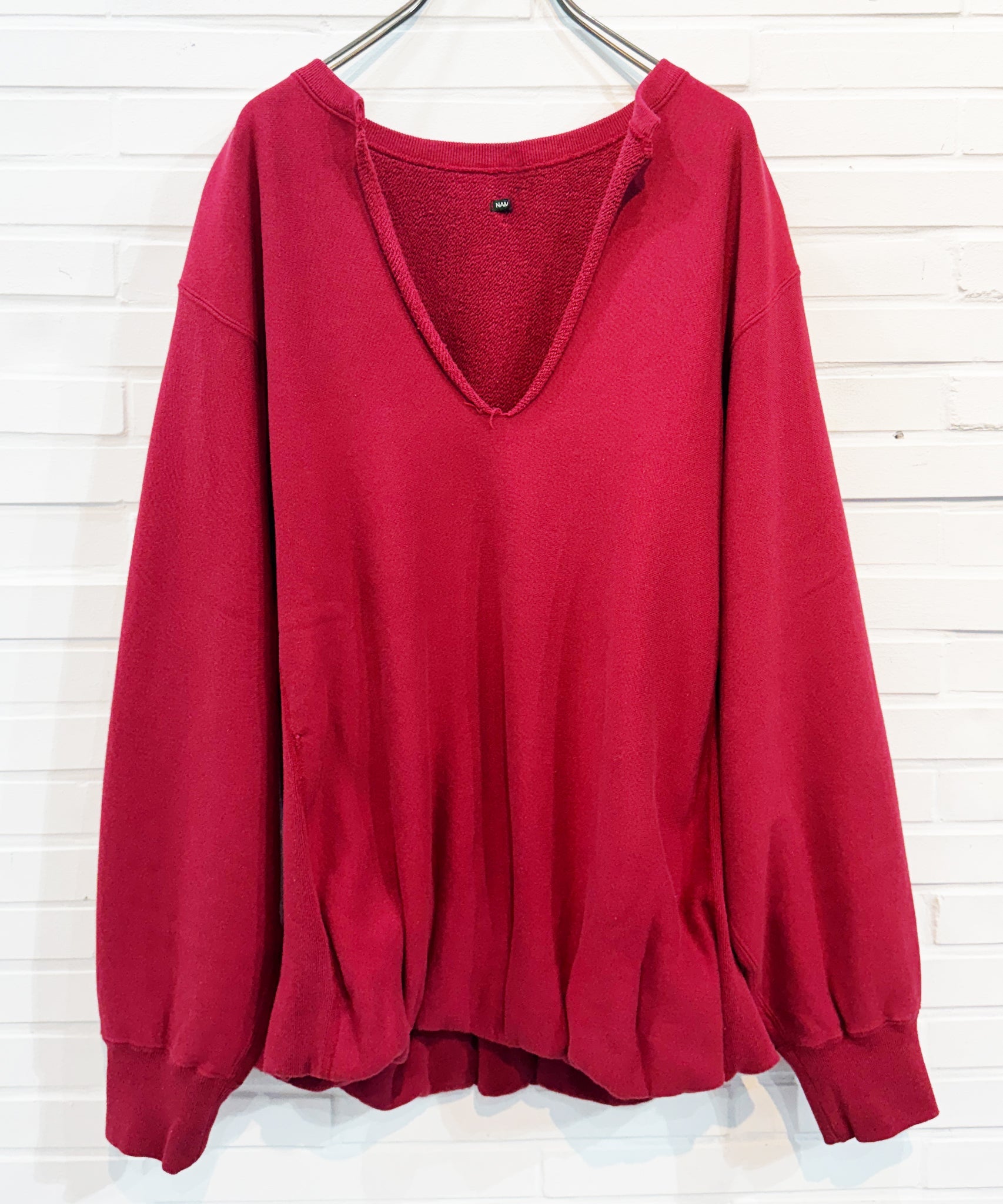 NAM - ACCORDION WORN NECK SWEAT / RED 商品画像 - DB&BAR